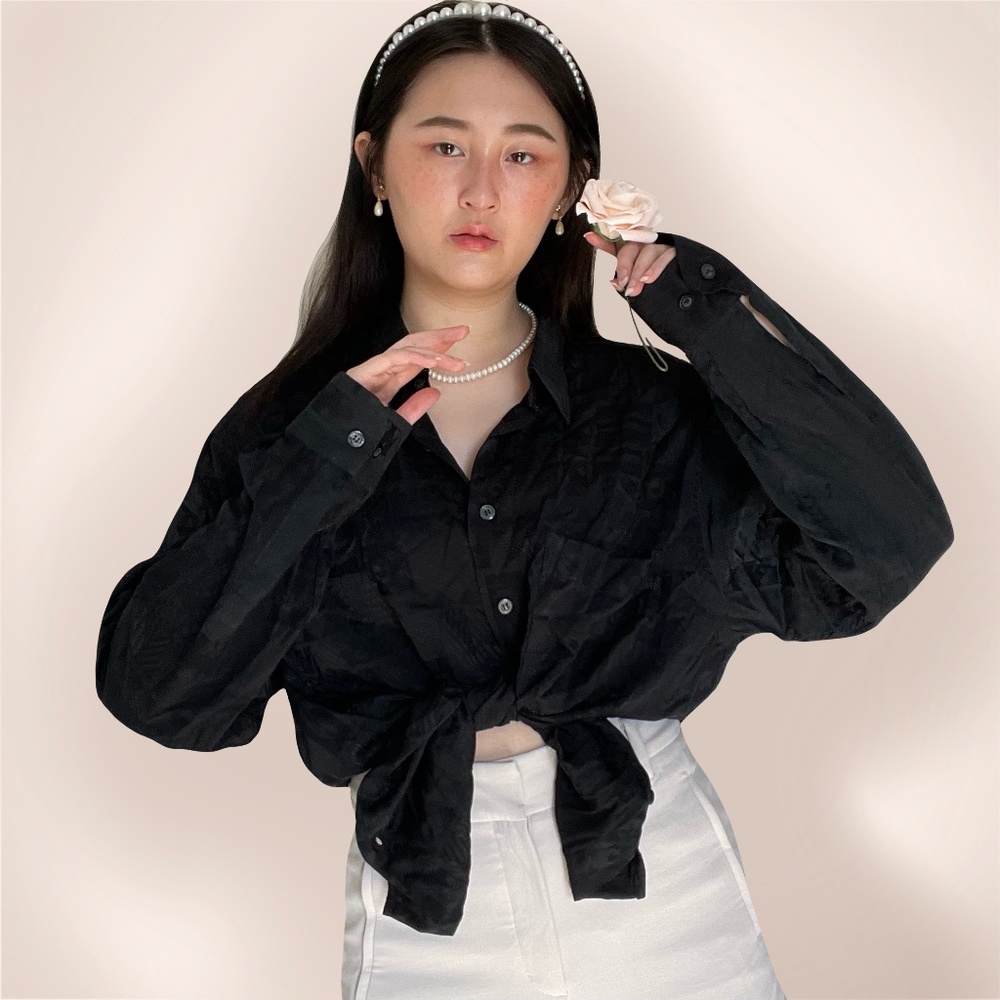 Vintage black geometric grid shimmer print button up top.